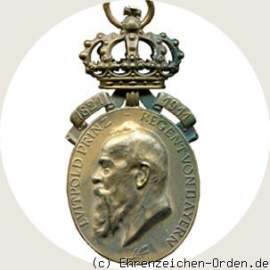 Goldene Jubiläumsmedaille mit Krone und Jahreszahlen 1821 – 1911