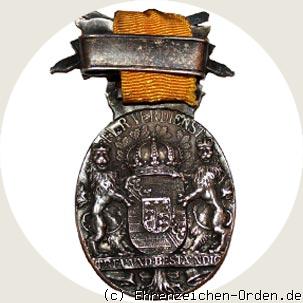 Ovale Herzog-Carl-Eduard-Medaille mit Schwerterspange und Datumsband 1915 Rückseite